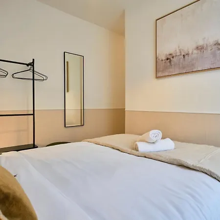 1 Bedroom Near Cavrois - 아파트